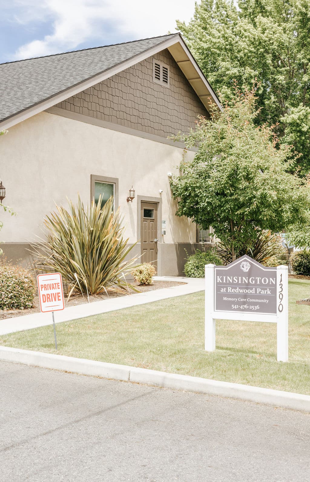 Kinsington at Redwood Park sign on the lawn in front of the building at 1390 Dowell Rd in Grants Pass, Oregon