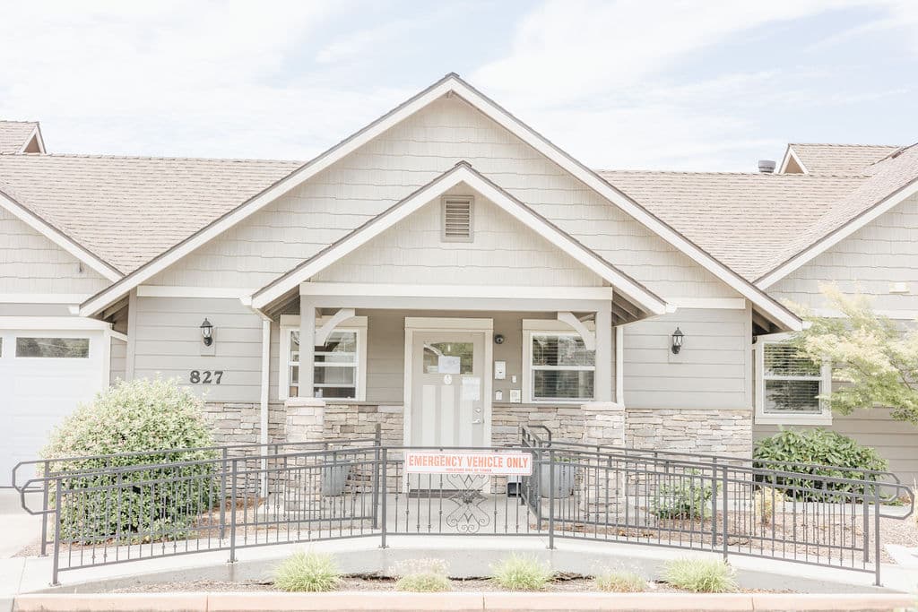 Front entrance of Kinsington Place memory care community at 827 SW Kinsington Ct in Grants Pass, Oregon