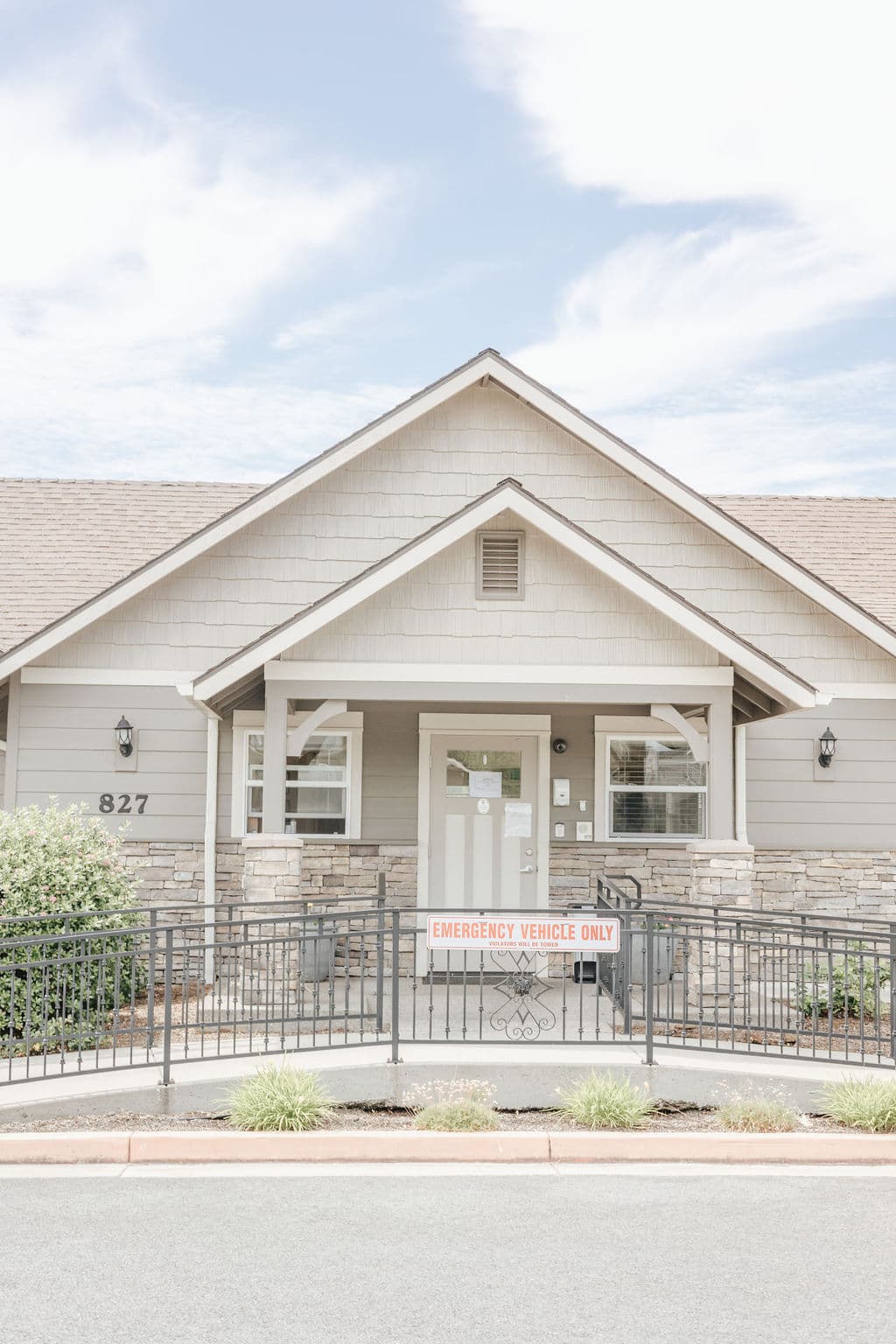 Front of Kinsington Place at 827 SW Kinsington Ct, with a gabled porch and a railed entrance ramp