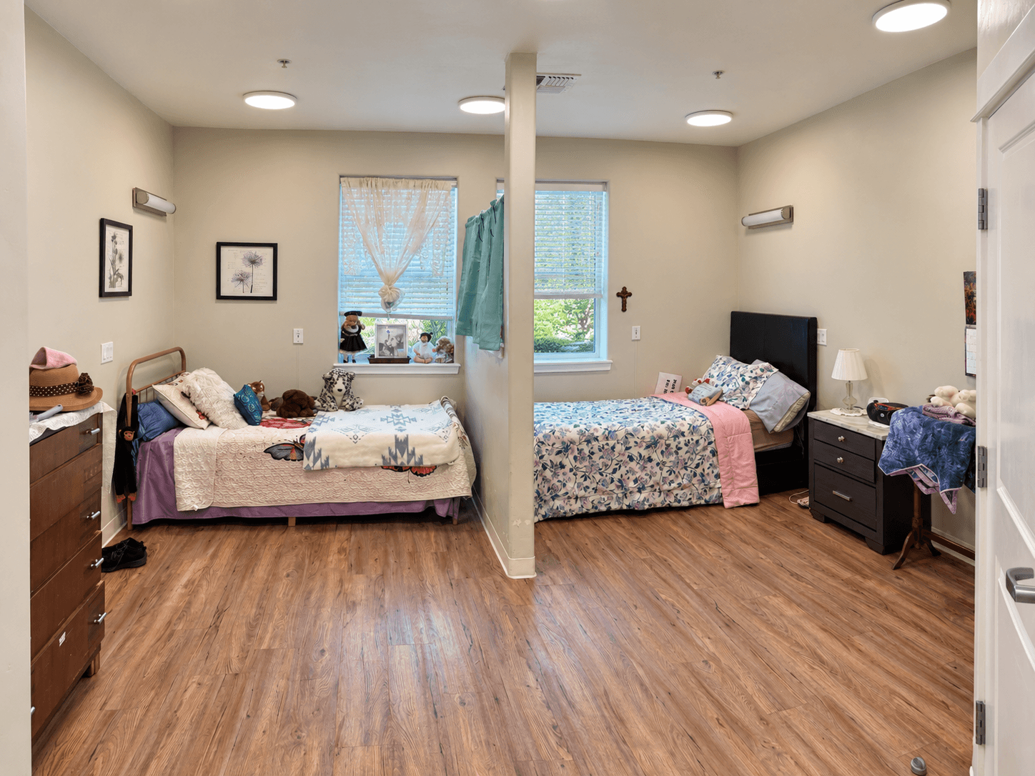 Shared room with a partition wall between two beds, each side with its own window